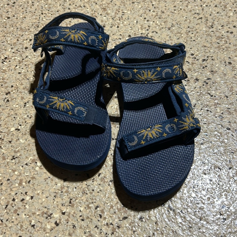 Teva Original Universal Navy Blue Moon & Stars Print Sandals size 7